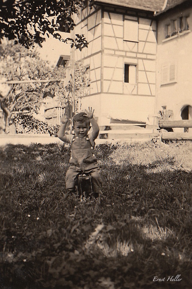 Kleiner Bub mit Koffer 1935